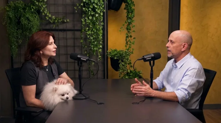 A entrevistadora e o Dr. Douglas Bonavito durante a entrevista
